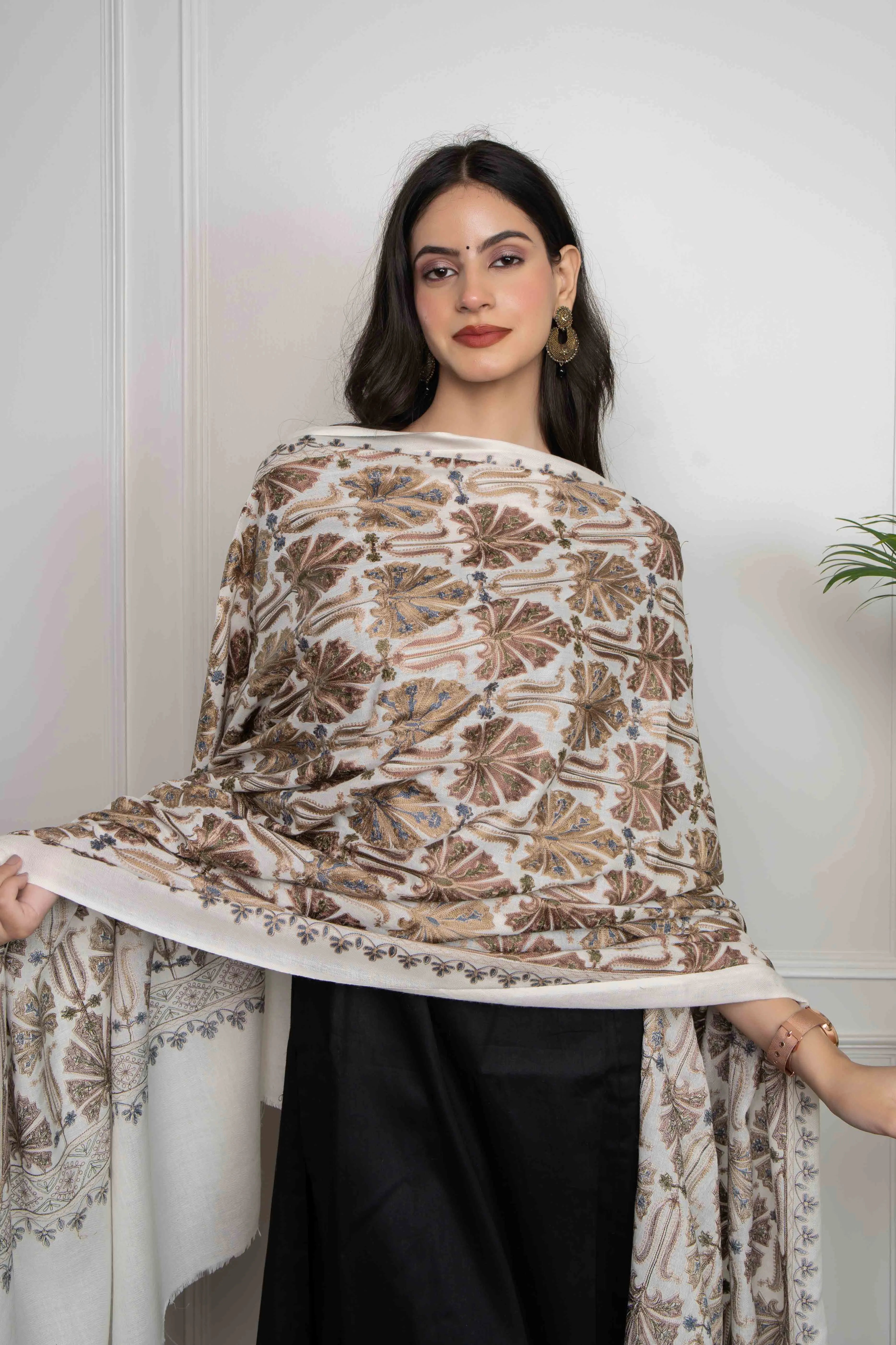 White Chinaar Patta Jaal Nalki embroidery Fine Wool Blend Shawl