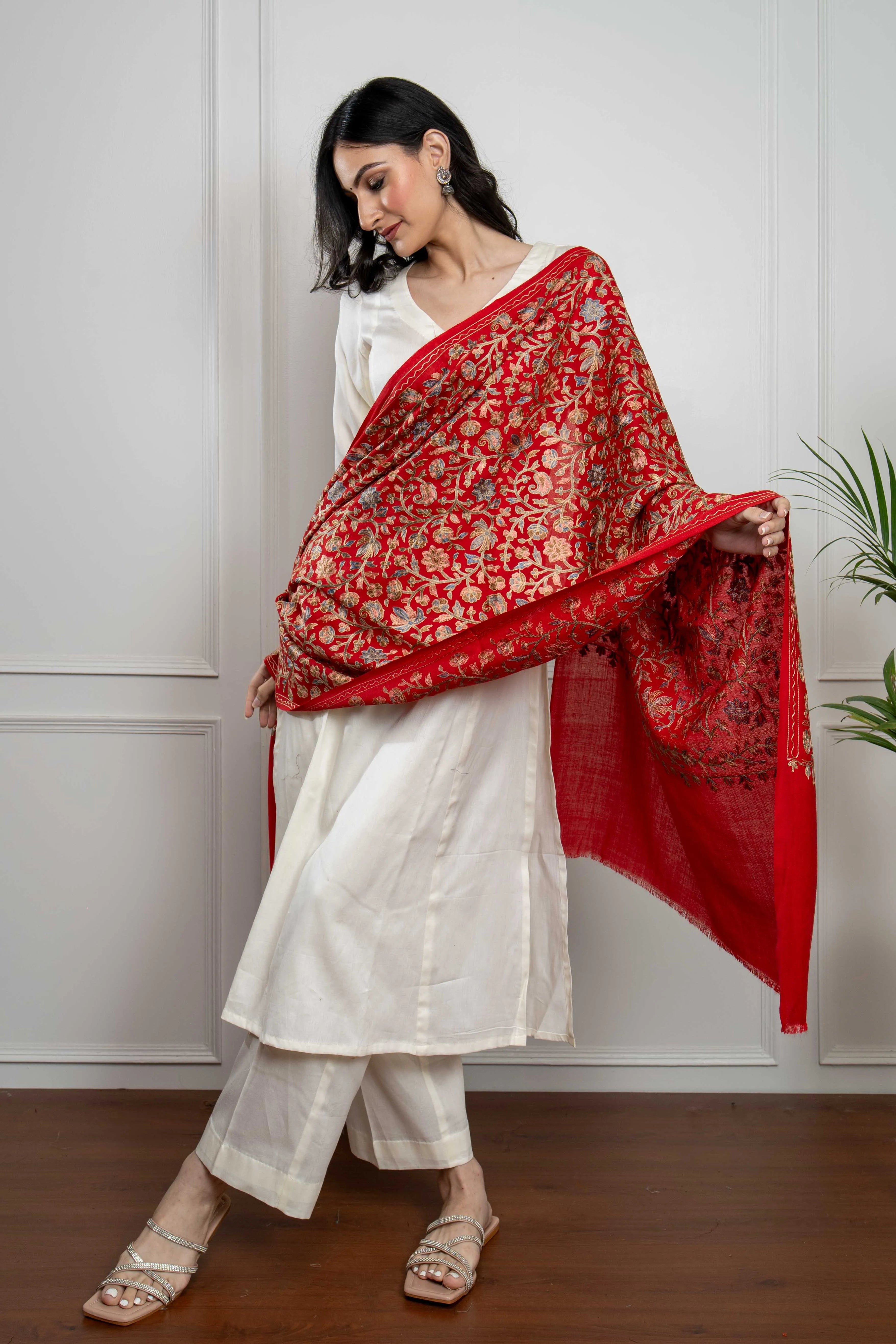 Red Chinaar Leaf Jaal Pattern Nalki embroidery Fine Wool Blend Stole