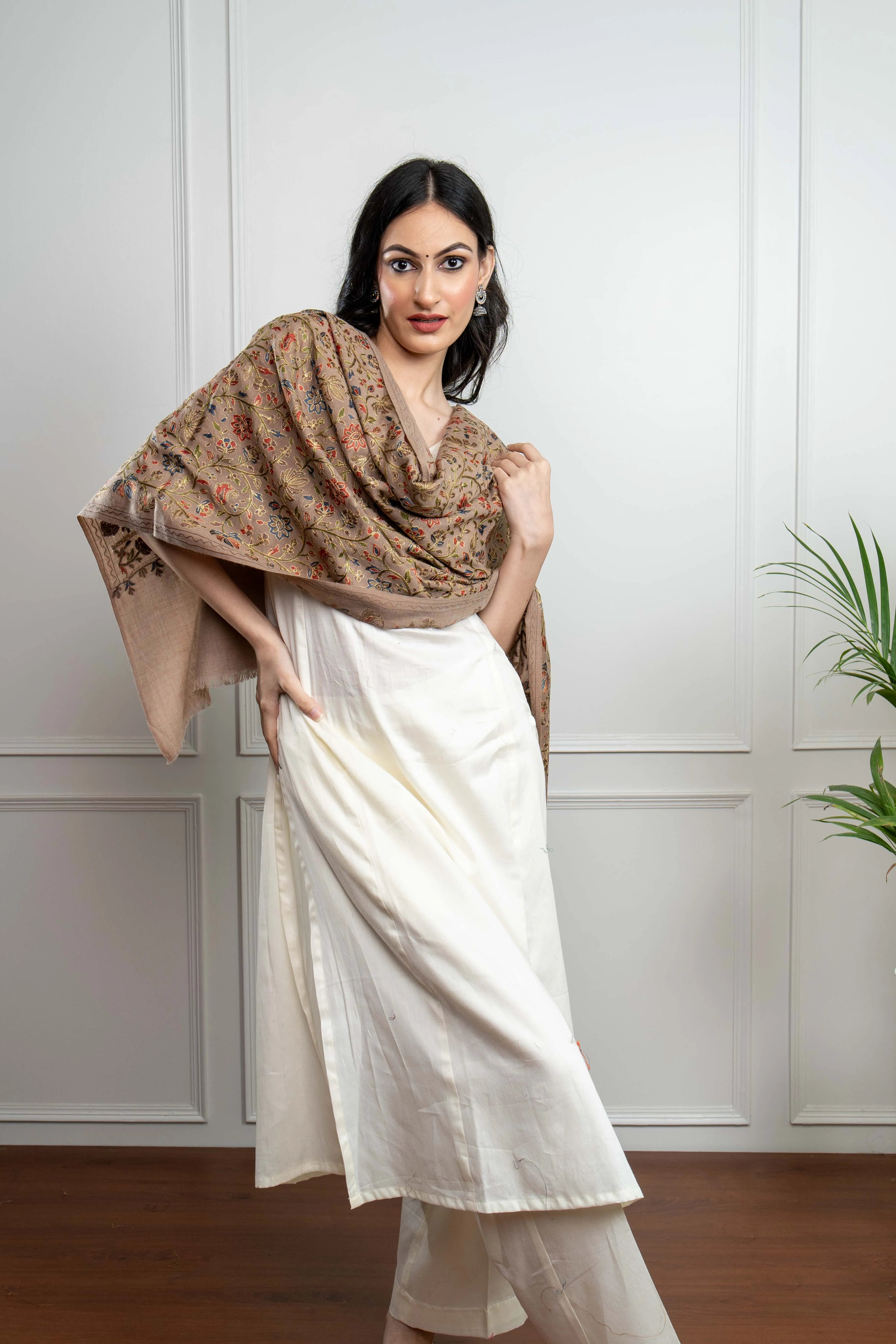 Tooshi Chinaar Leaf Jaal Pattern Nalki embroidery Fine Wool Blend Stole ( dispatch time 3 weeks)