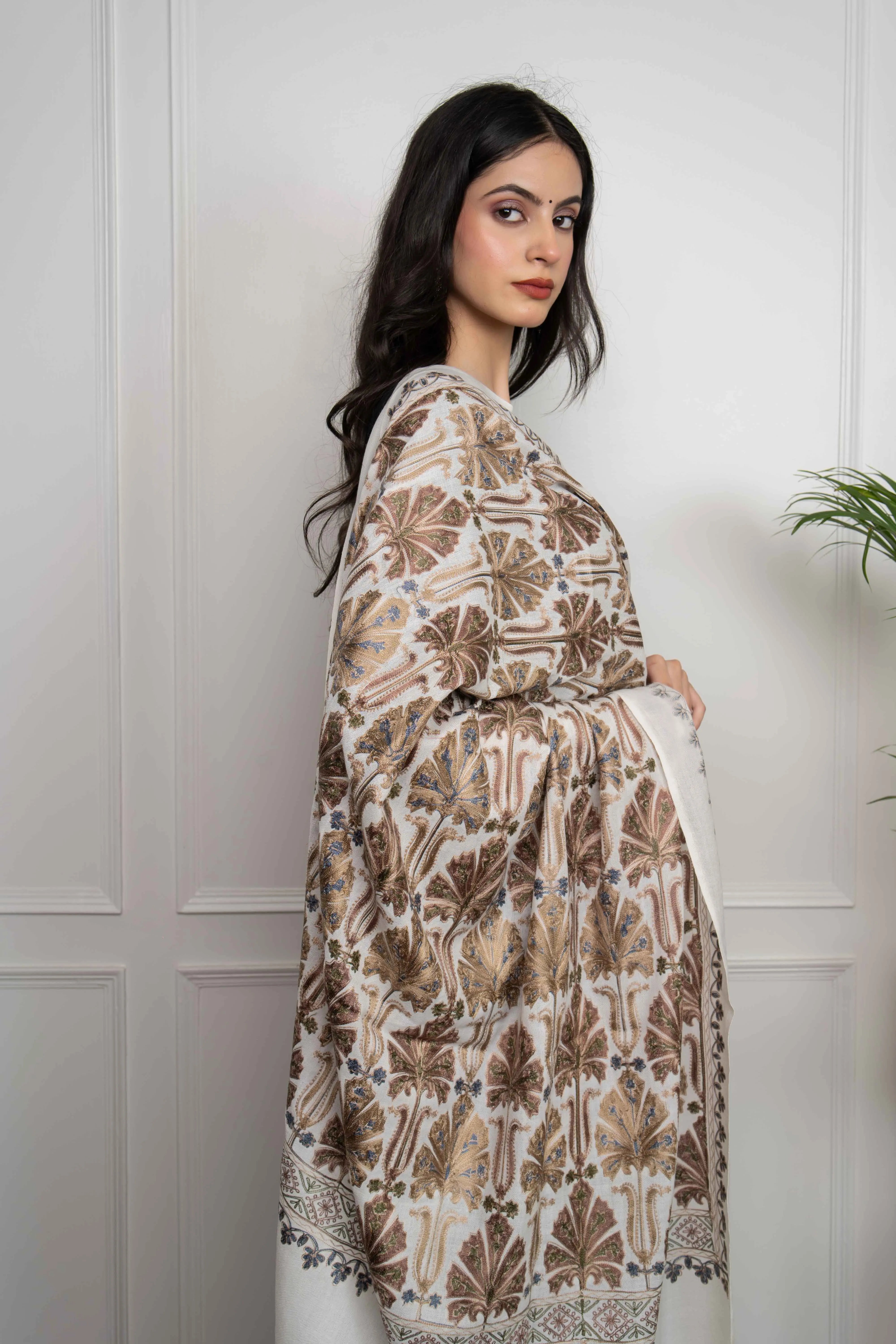 White Chinaar Patta Jaal Nalki embroidery Fine Wool Blend Shawl