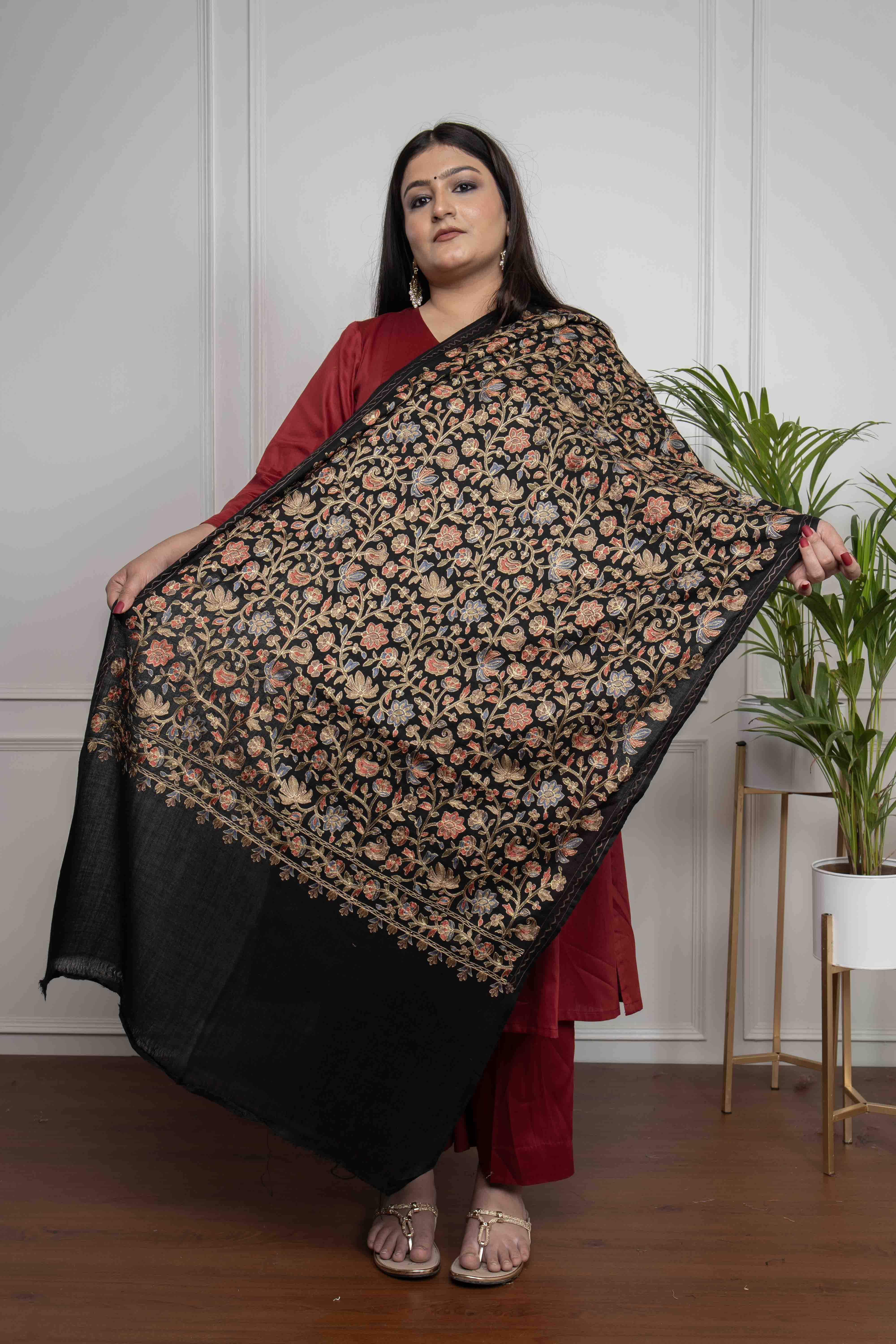 Sadah Black Chinaar Leaf Nalki embroidery Jaal Pattern Fine Wool Blend Stole 