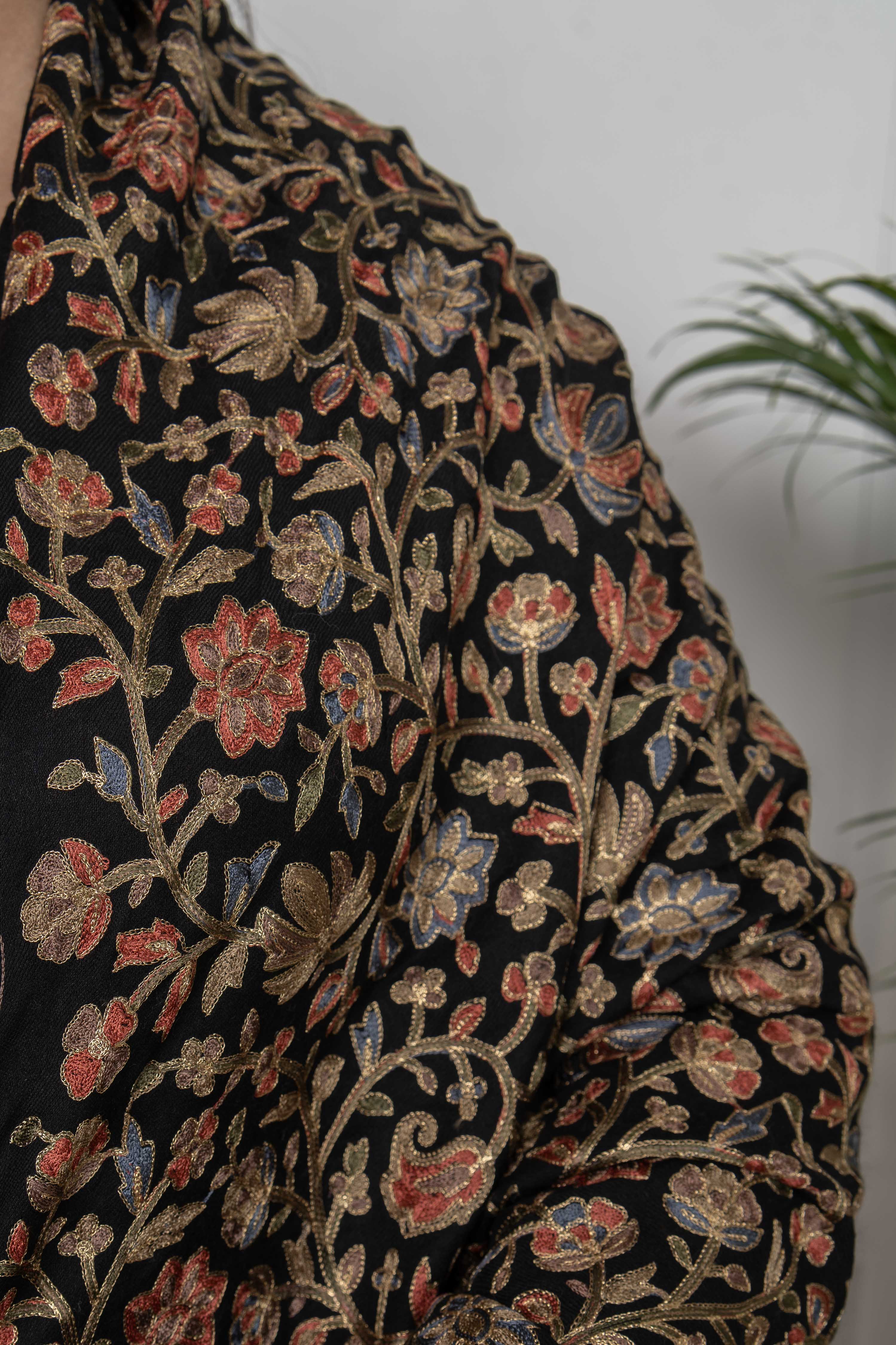 Sadah Black Chinaar Leaf Nalki embroidery Jaal Pattern Fine Wool Blend Stole 