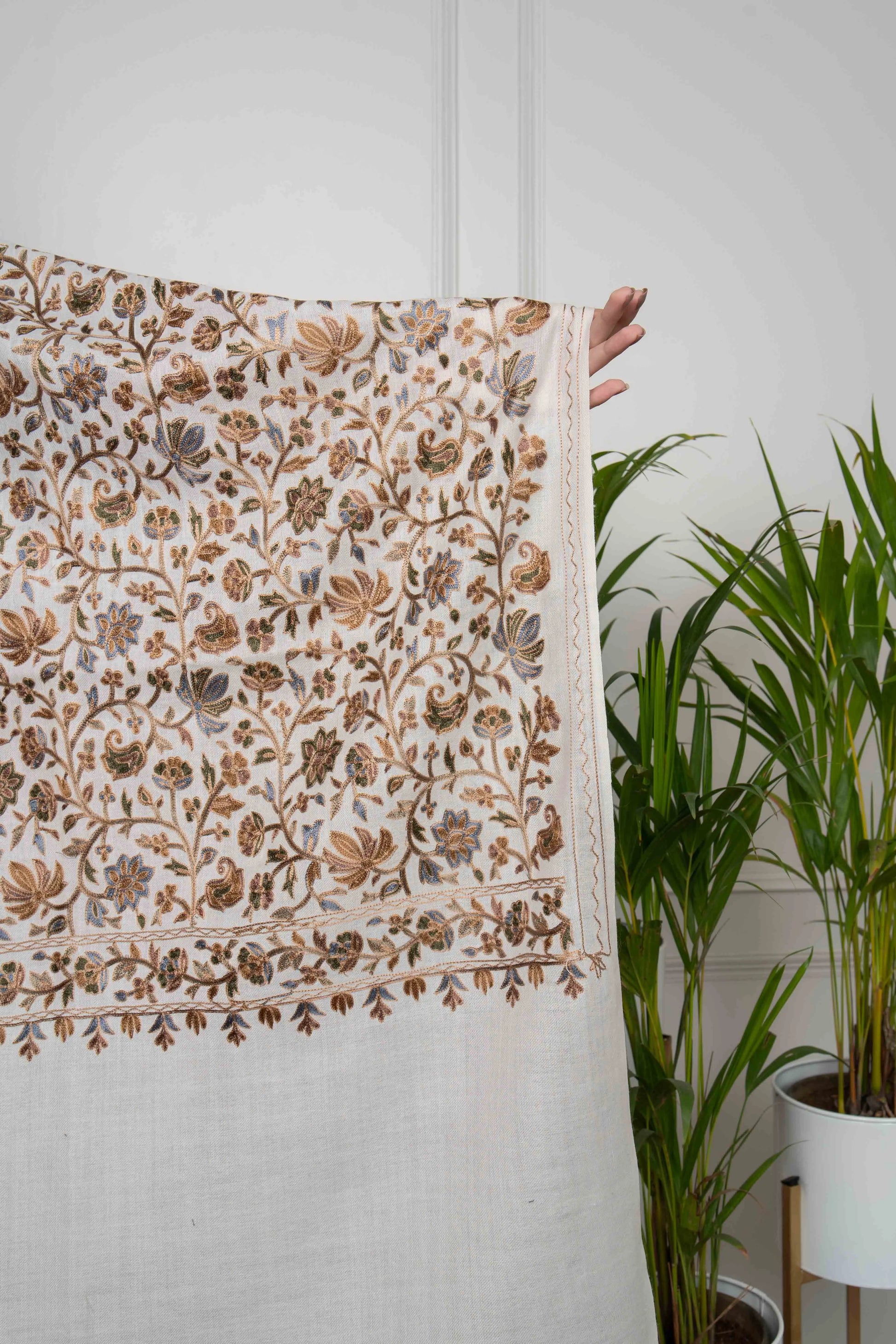 White Chinaar Leaf Jaal Pattern Nalki embroidery Fine Wool Blend Stole (dispatch time 3 weeks)