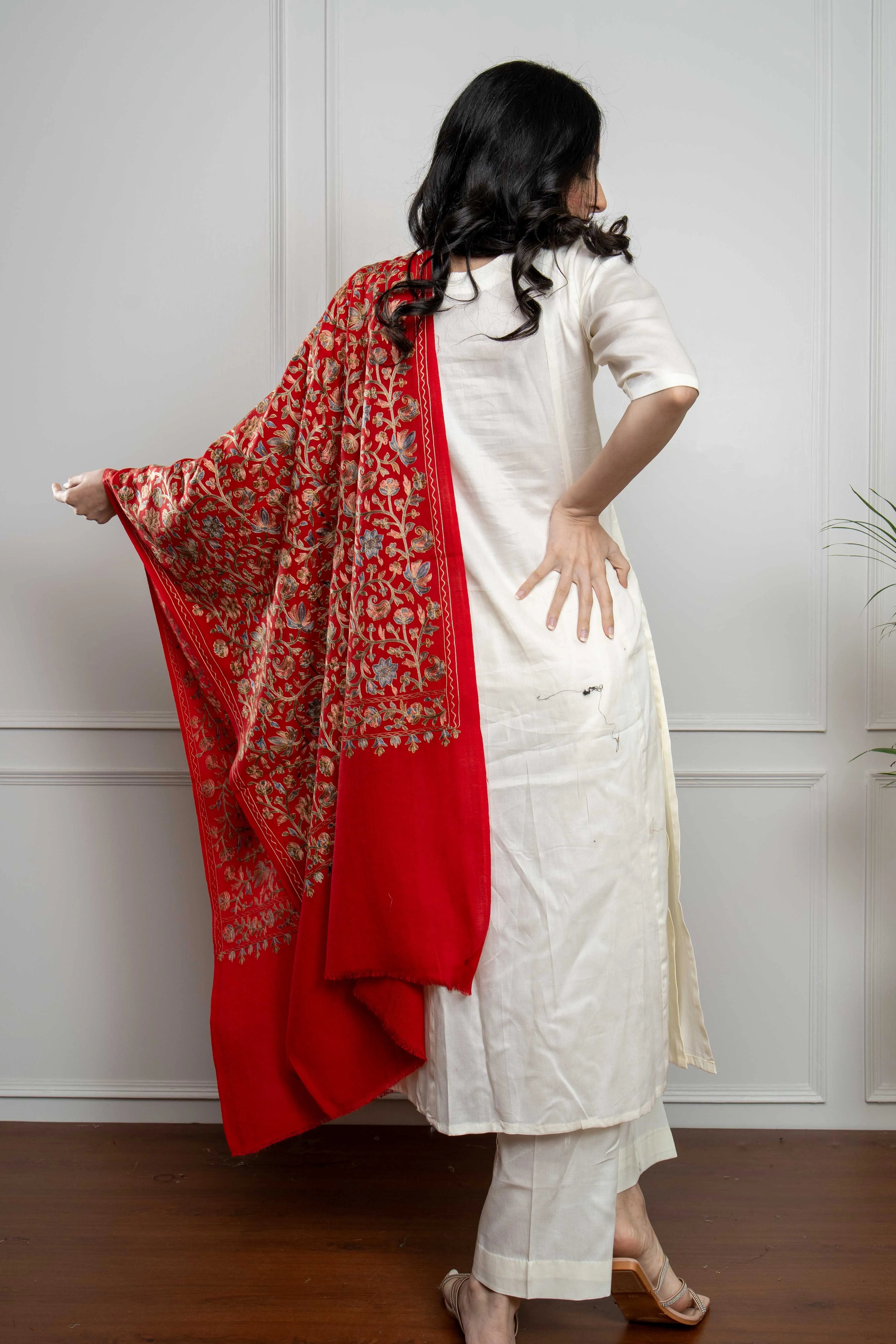 Red Chinaar Leaf Jaal Pattern Nalki embroidery Fine Wool Blend Stole