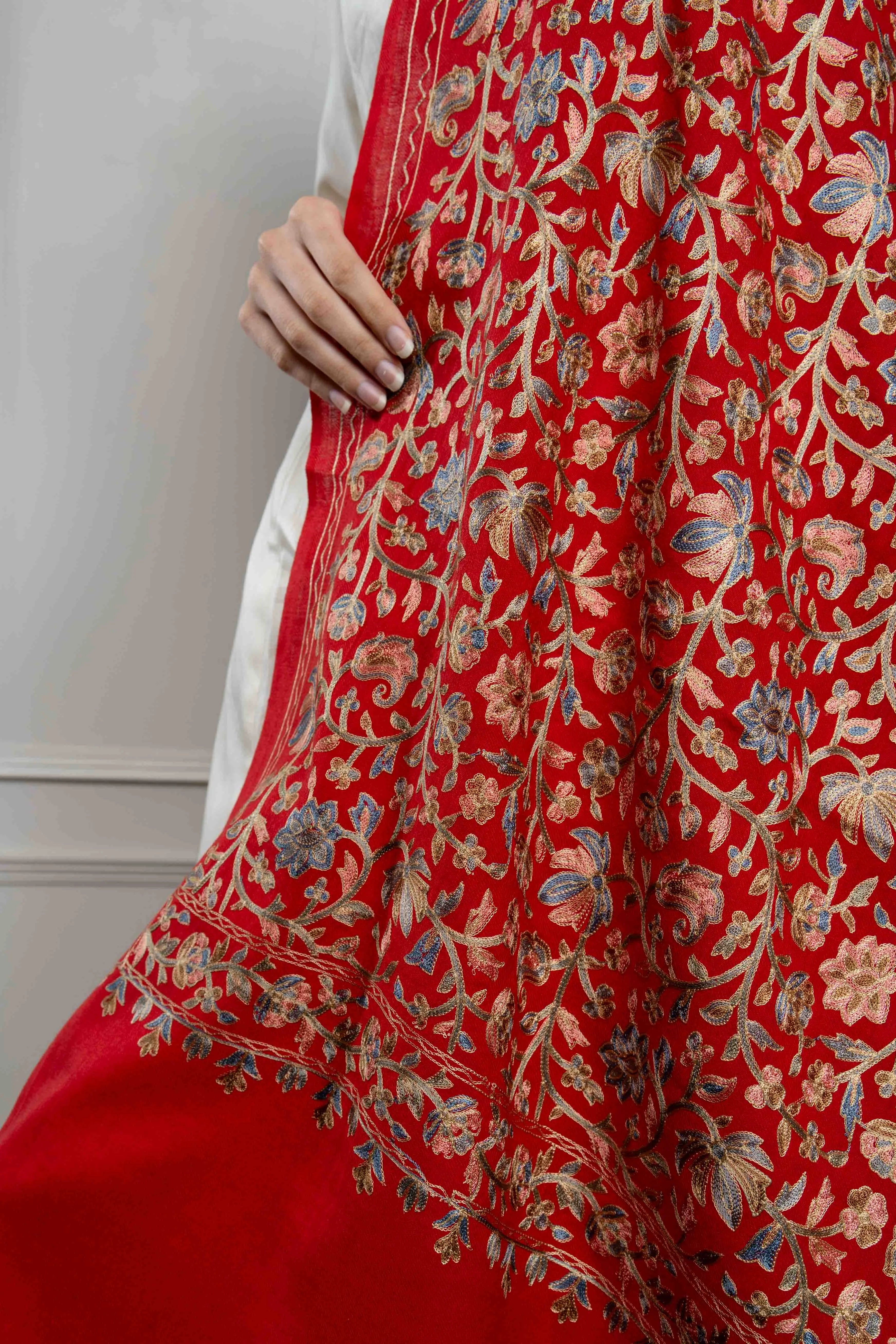 Red Chinaar Leaf Jaal Pattern Nalki embroidery Fine Wool Blend Stole