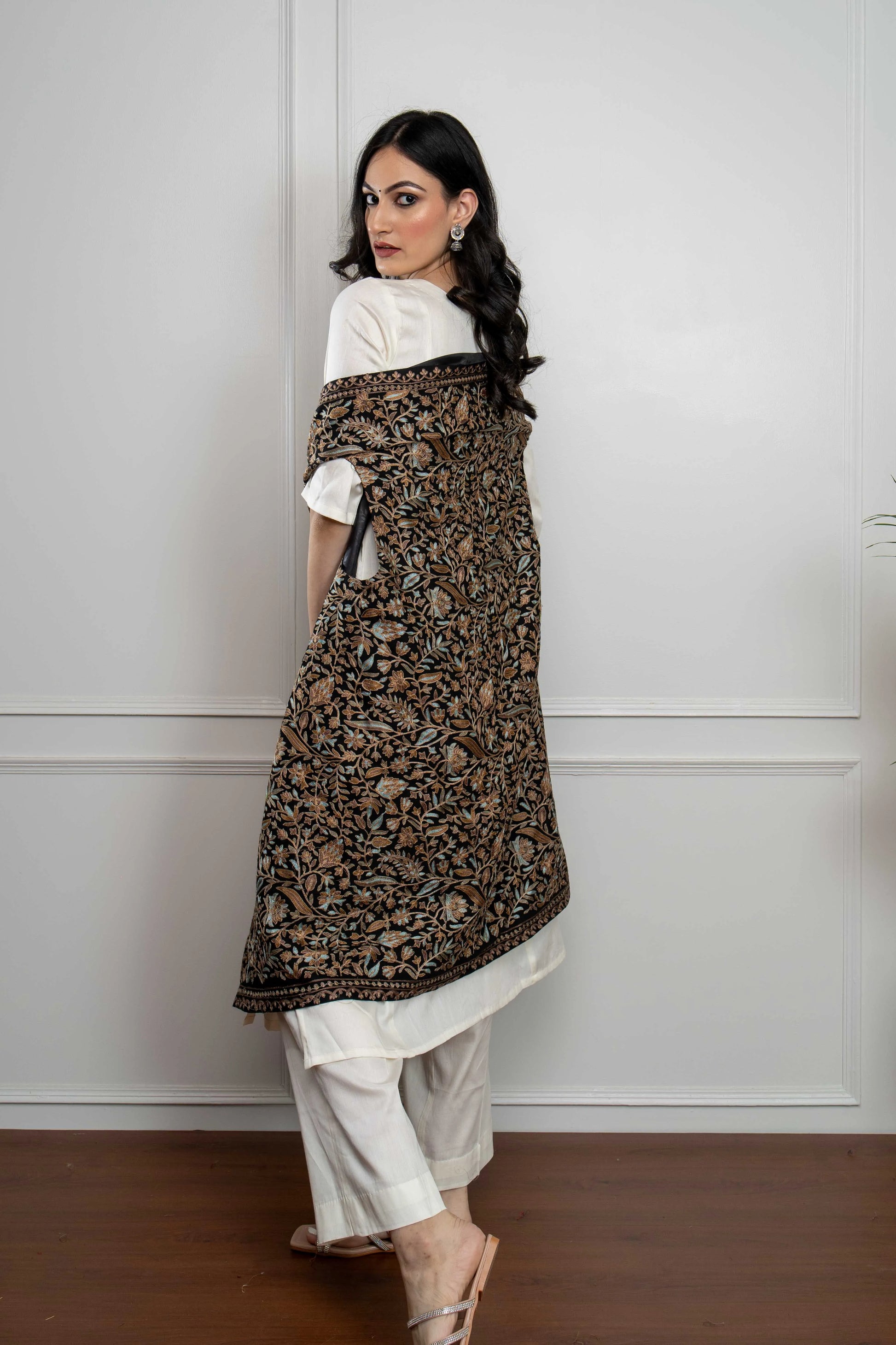 Black Floral Leaf Jaal Nalki embroidery Fine Wool Blend Sleeveless Cardigan (Free Size)