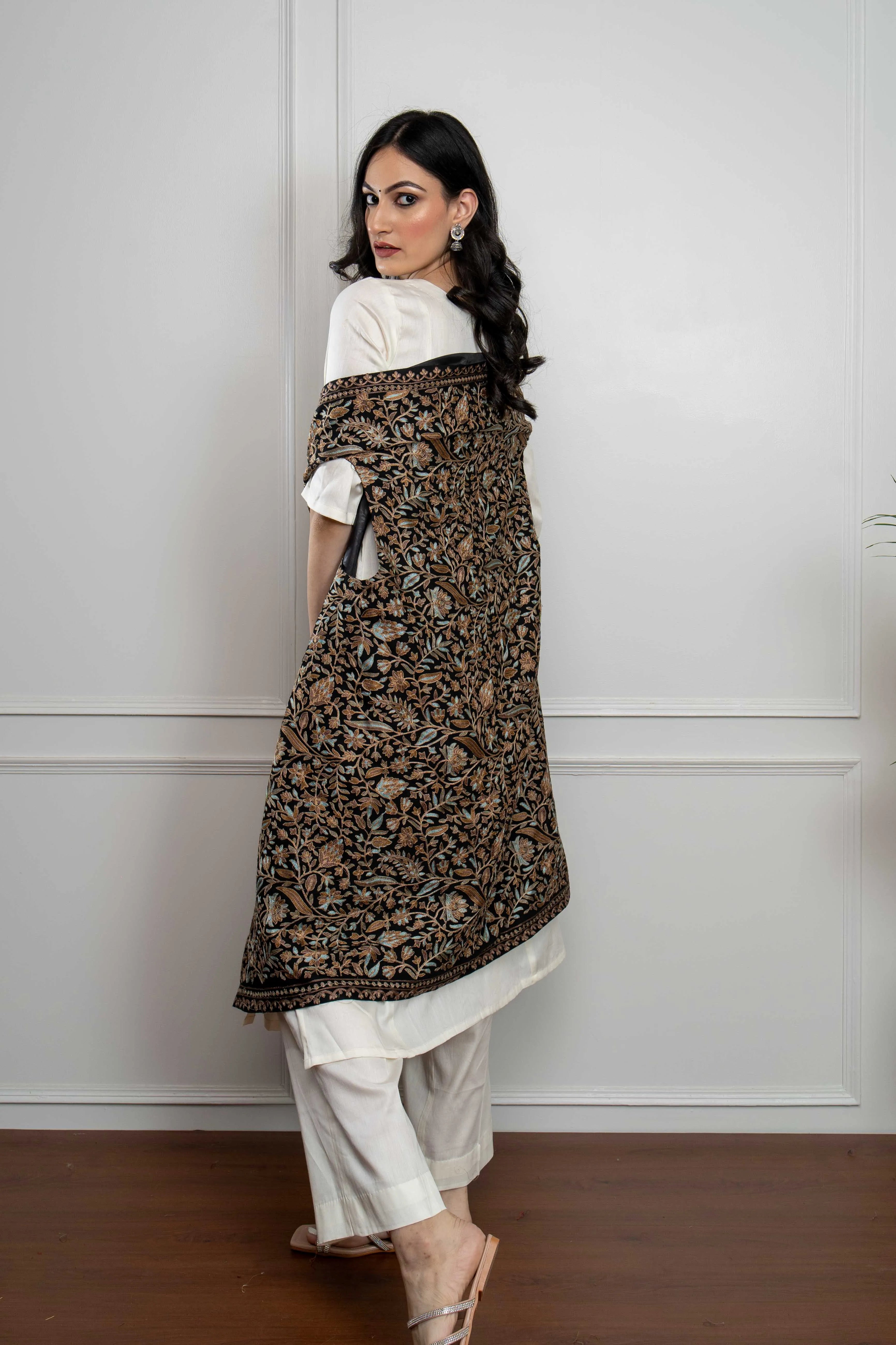Black Floral Leaf Jaal Nalki embroidery Fine Wool Blend Sleeveless Cardigan (Free Size)
