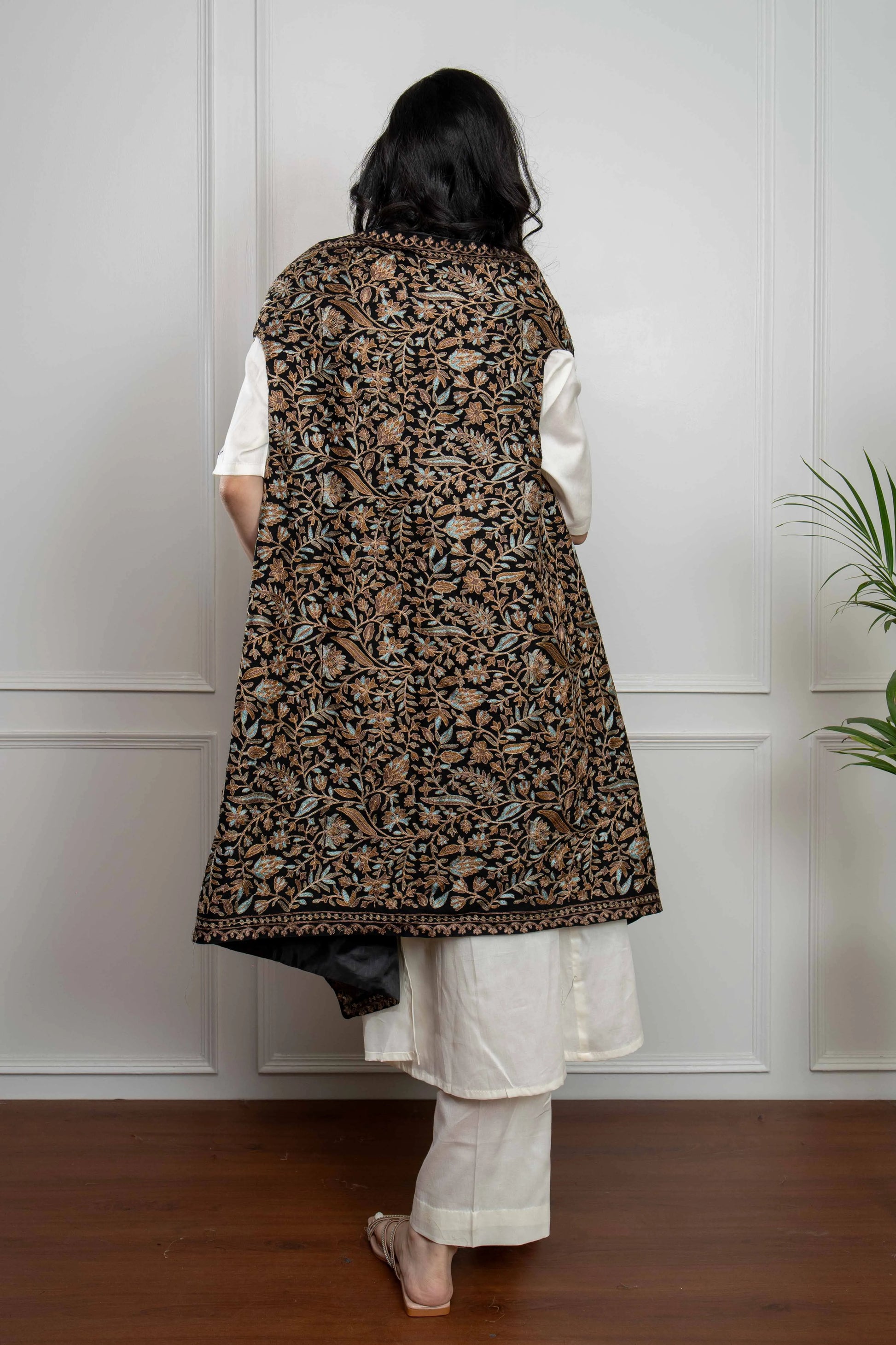 Black Floral Leaf Jaal Nalki embroidery Fine Wool Blend Sleeveless Cardigan (Free Size)