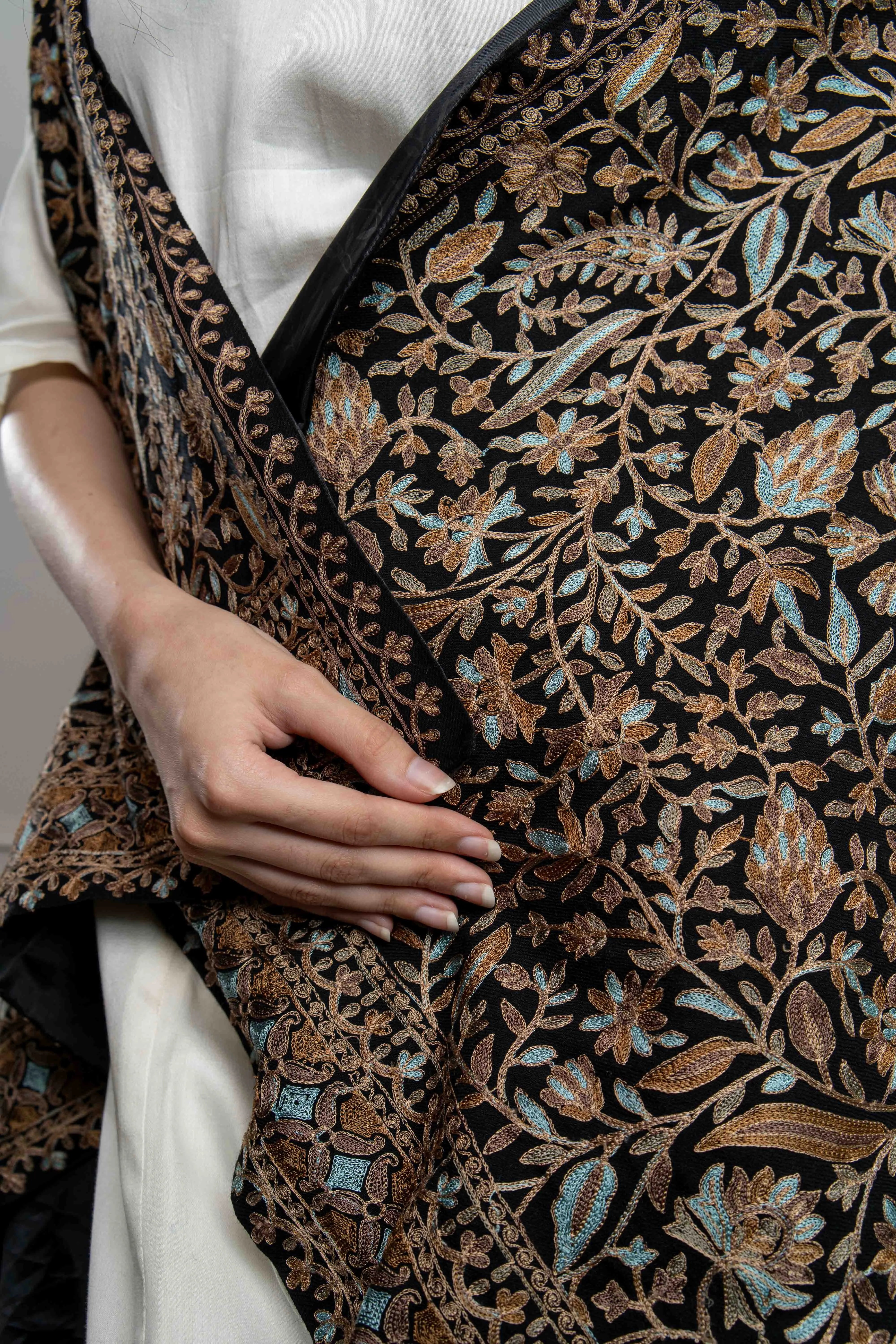 Black Floral Leaf Jaal Nalki embroidery Fine Wool Blend Sleeveless Cardigan (Free Size)