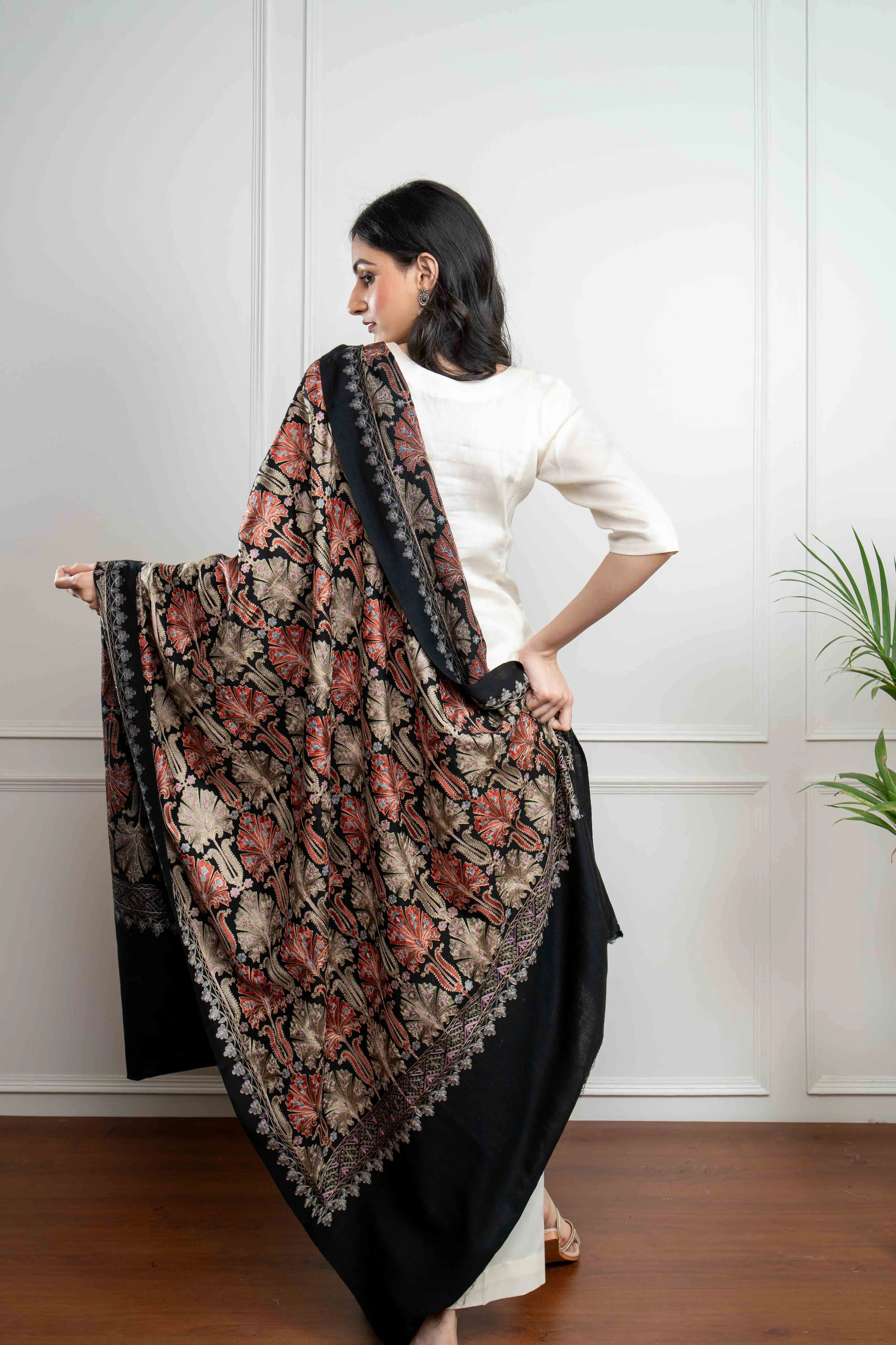 Black Chinaar Patta Jaal Nalki embroidery Fine Wool Blend Shawl